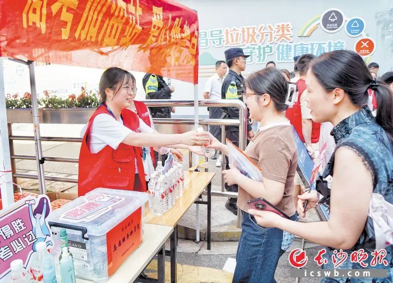 暖心护考 长沙铁路第一中学门口,“爱心助考点”的志愿者为家长和考生提供温馨服务。长沙晚报全媒体记者 颜家文 摄