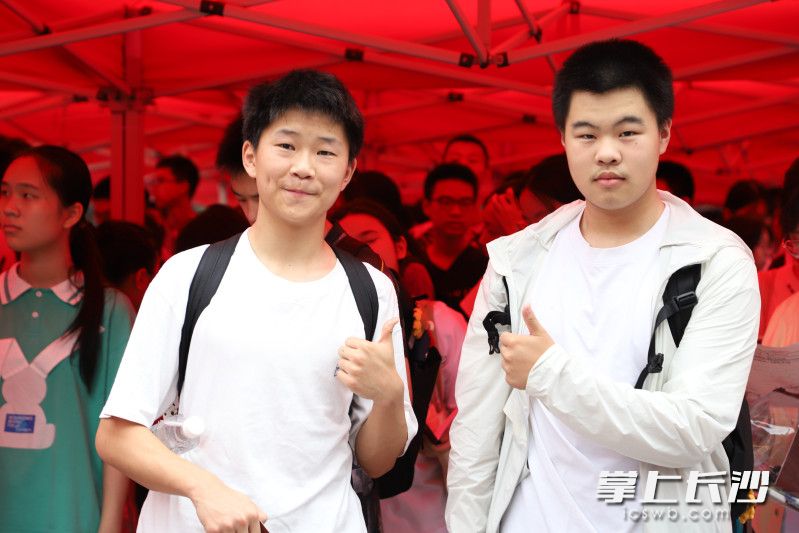 在长沙市一中双语实验学校考点外,考生自信满满地为自己点赞。