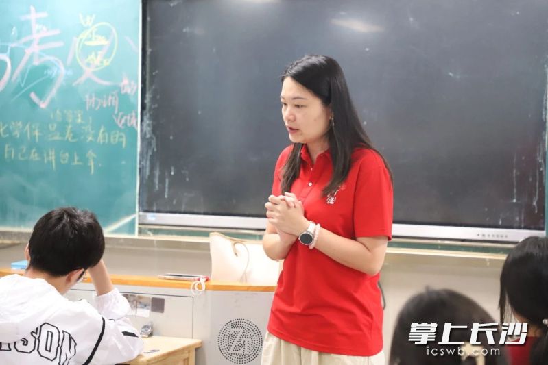 明德华兴中学老师在候考点做考前最后的叮咛。