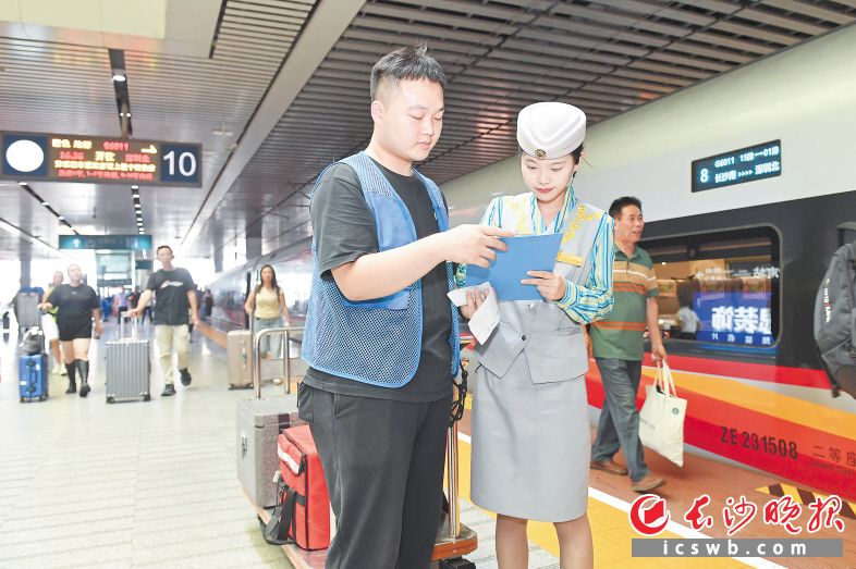 站台上,12306网络订餐配送中心配送员与列车乘务员完成餐食交接。长沙晚报全媒体记者 王志伟 摄