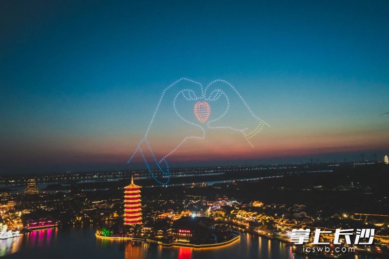 铜官窑国风乐园无人机表演科技感拉满。