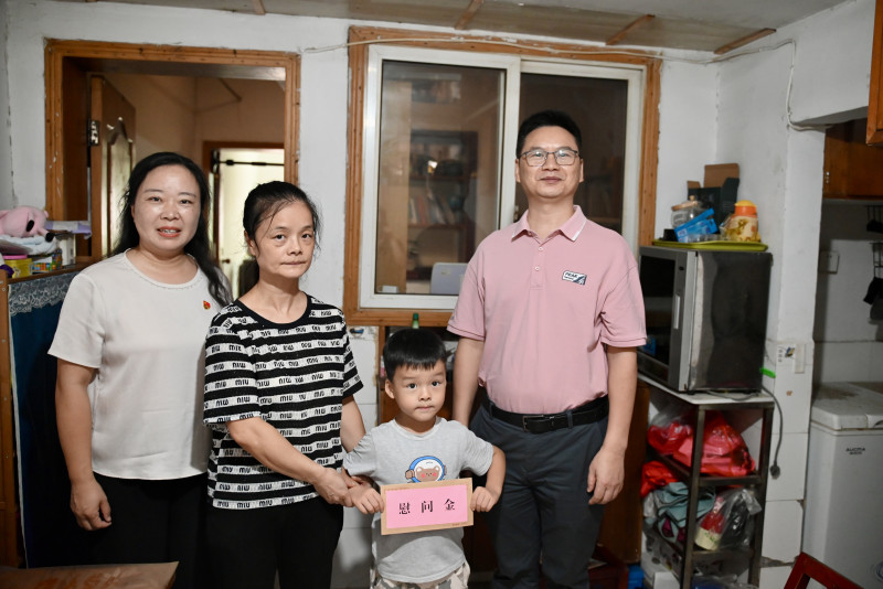 &ldquo;长沙好人&rdquo;杨剑（左一）带队来到张佳龙家中。均为湘江早报全媒体记者 罗杨 摄