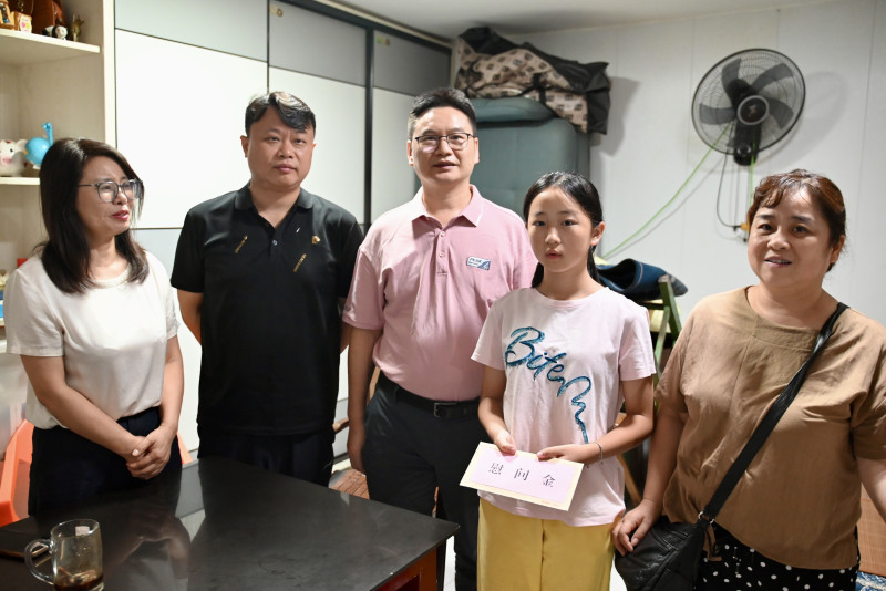 &ldquo;长沙好人&rdquo;吴灿辉（左一）带队探望张灵誉。