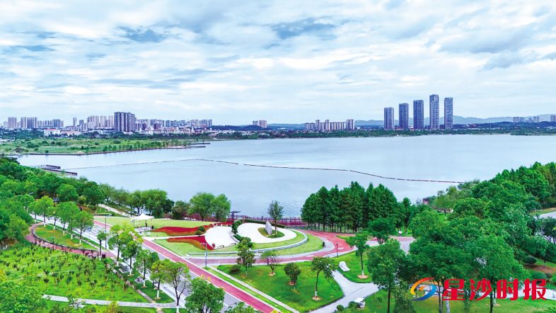 如今的松雅湖清爽整洁,绘就了一幅人与自然和谐共生的画面。章帝 摄