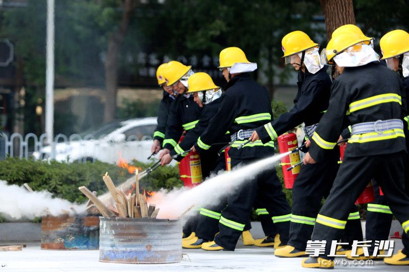 今日,长房集团举行消防演练暨技能比武,筑牢安全防线。均为长沙晚报全媒体记者 贺文兵 摄