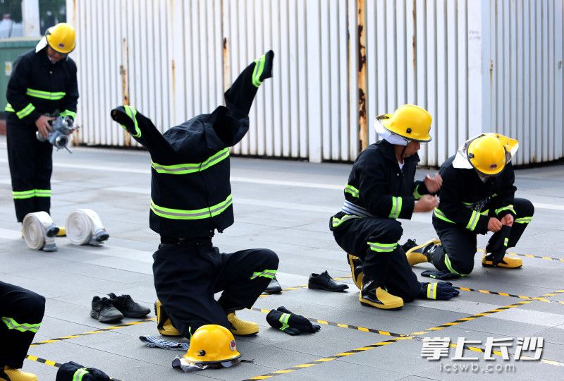 消防服穿戴比试。