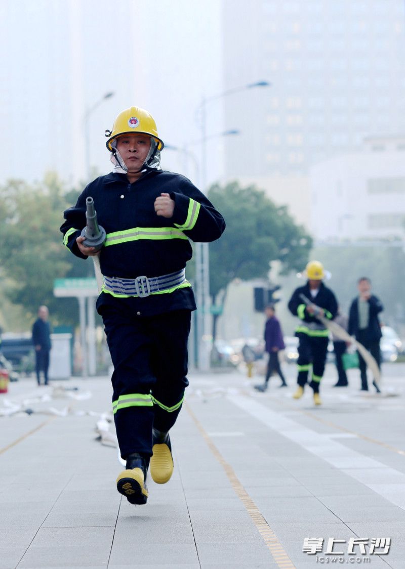 消防水带连接考验协同作战能力。