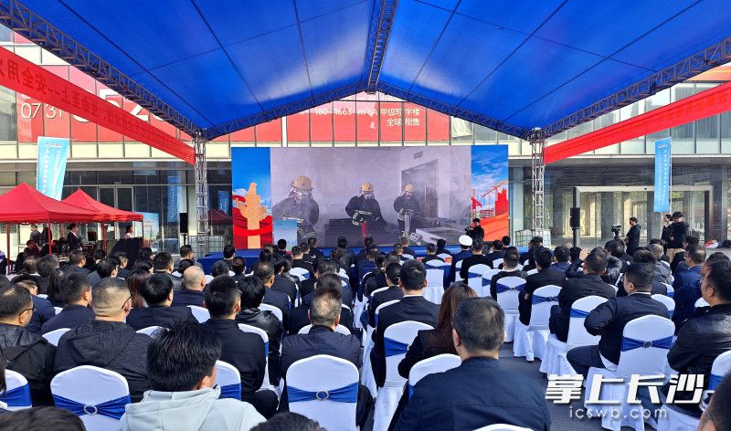 观看火情处理视频。