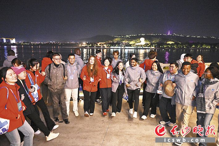 在恰同学少年广场，各国青年代表和志愿者们手挽手跳起舞来。均为长沙晚报全媒体记者 黄启晴 周数邑 摄影报道