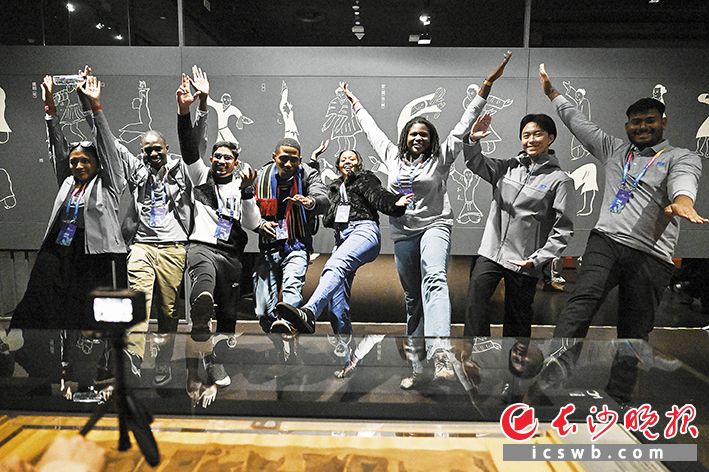 湖南省博物馆展陈的长沙马王堆汉墓出土的《导引图》，现存44幅导引动作图，图为各国青年代表在模仿图中动作。