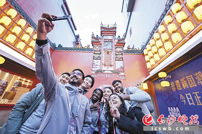 各国青年代表来到坡子街火宫殿，与湖湘非遗撞了个满怀。