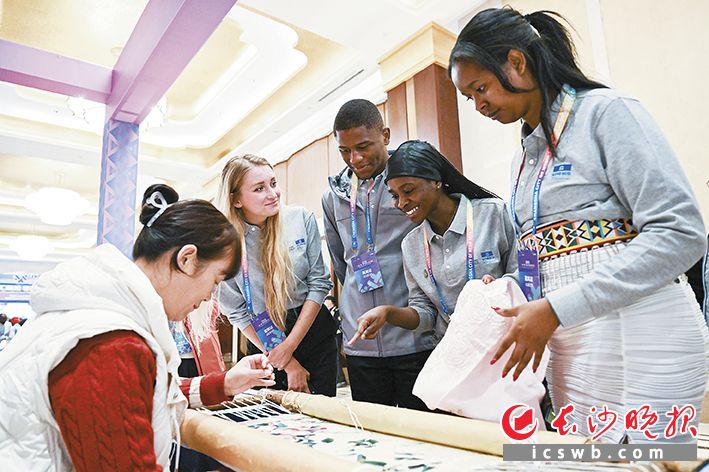 2025“一带一路”青年创意与遗产论坛青年分享会的会场之外，湘绣展示吸引了各国青年代表的目光。