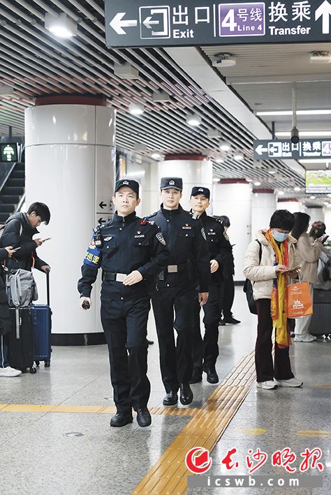 在长沙，随处可见的&ldquo;藏青蓝&rdquo;成为守护城市烟火的最美风景。市委政法委 供图