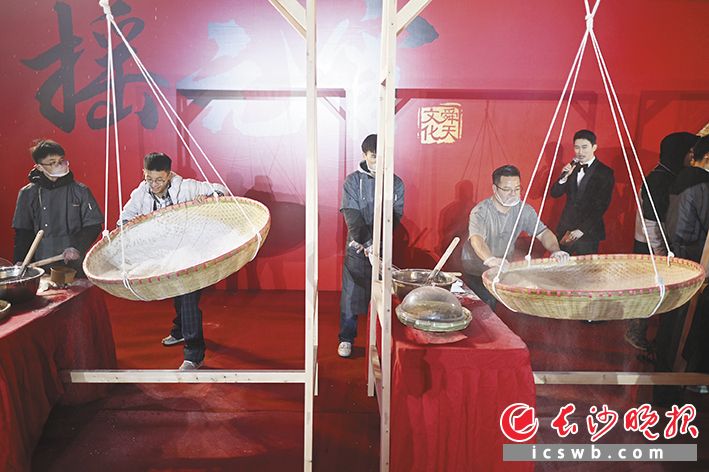 来自衡阳的刘先生早早脱下外衣，轻装上阵，最终摇出巨型元宵，一举夺魁。长沙晚报全媒体记者 黄启晴 摄