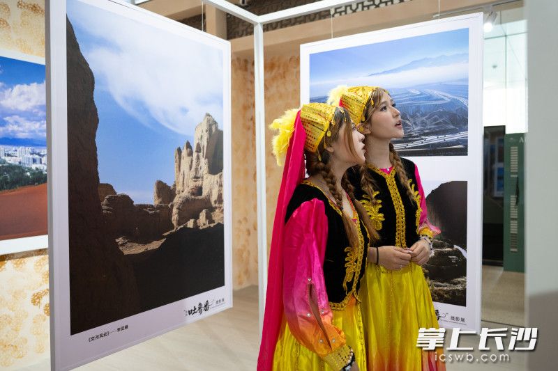 现场，来自新疆的舞蹈演员身着民族服饰在看展。 均为长沙晚报全媒体记者黄启晴摄