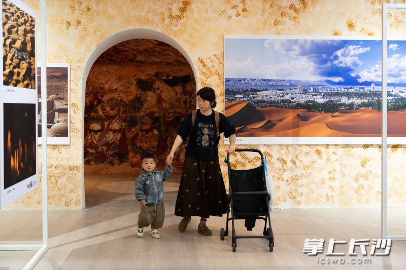 展览现场，观众在看展。