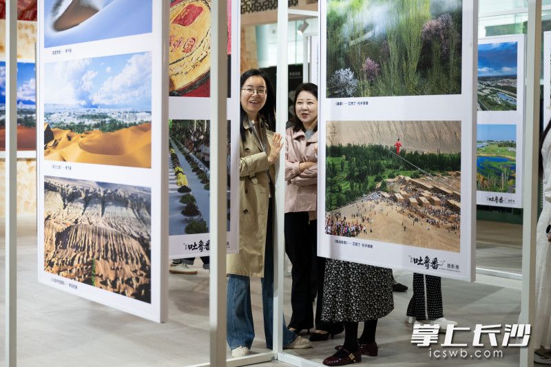 展览现场，观众在看展。