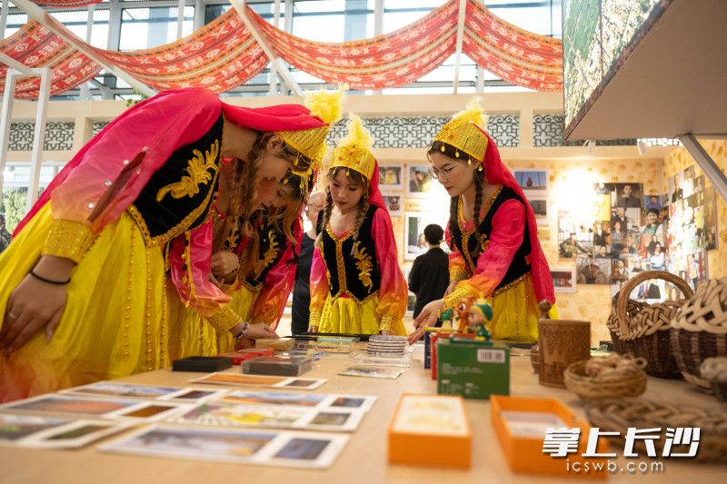 现场展出了许多来自吐鲁番的文创产品。