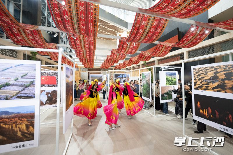 吐鲁番舞蹈演员的快闪舞蹈，让观众仿佛到了新疆。