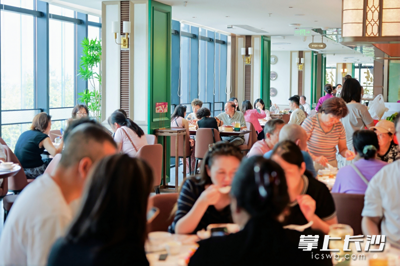 点都德湖南首店店内座无虚席。