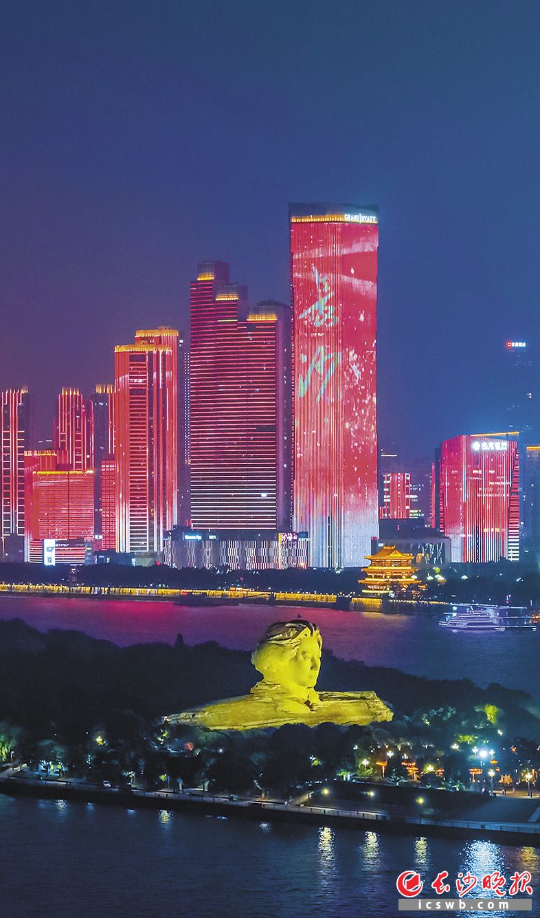 夜幕降临,橘子洲头与湘江东岸的灯光遥相呼应,好一幅山水洲城的夜色画卷。 长沙晚报全媒体记者 邹麟 摄