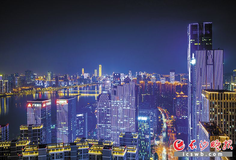 夜晚的滨江金融中心灯光璀璨。长沙晚报全媒体记者 邹麟 摄