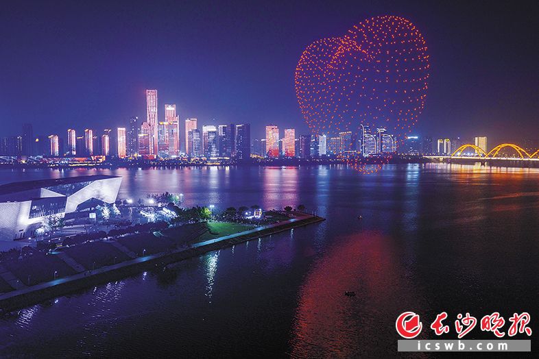 10月16日晚,开福区北辰三角洲滨江文化园洲头广场,千架无人机腾空而起——“青春超级芒”音乐无人机秀惊艳启幕。长沙晚报全媒体记者 黄启晴 李卓 摄影报道