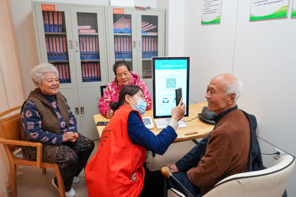 2025年10月23日，老人在山东省淄博市张店区马尚街道金石社区日间护理中心测量健康数据。新华社记者 朱峥 摄