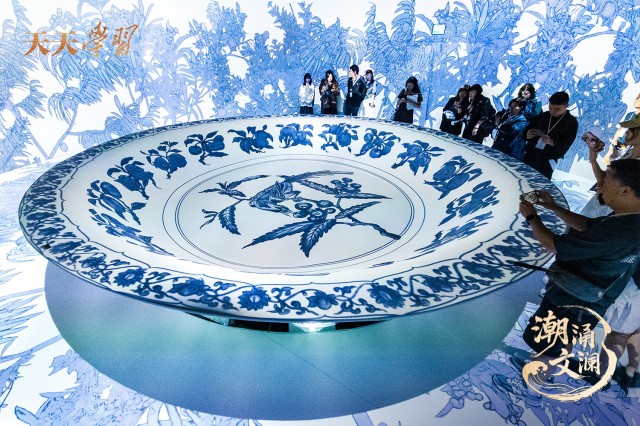 2025年5月13日，&ldquo;&lsquo;纹&rsquo;以载道&mdash;&mdash;故宫博物院沉浸式数字体验展&rdquo;亮相香港故宫文化博物馆。