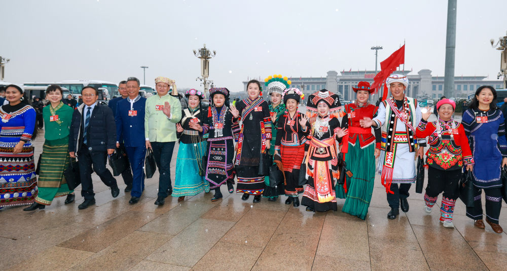 3月5日上午，第十四届全国人民代表大会第四次会议在北京人民大会堂开幕。这是全国人大代表走向会场。新华社记者 刘彬 摄