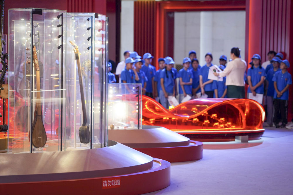 2025年7月18日，30余名参加&ldquo;石榴籽一家亲&rdquo;研学营的戍边工作人员子女在北京民族文化宫参观。新华社记者 邢广利 摄