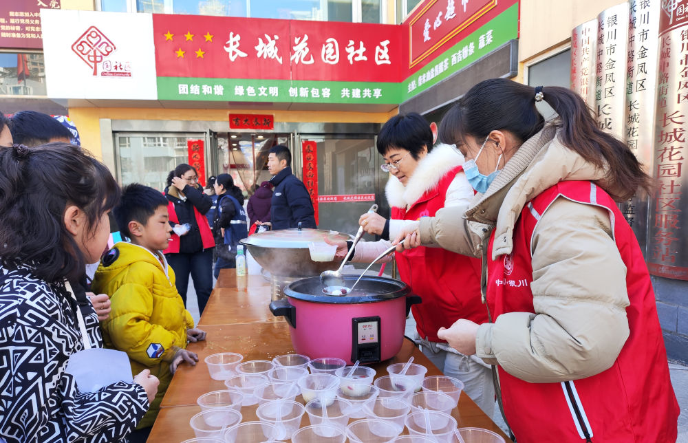 2026年3月3日，宁夏银川市金凤区长城花园社区党委书记赵耐香（右二）与社区工作人员为居民盛元宵，共庆元宵节。新华社发（李丽 摄）