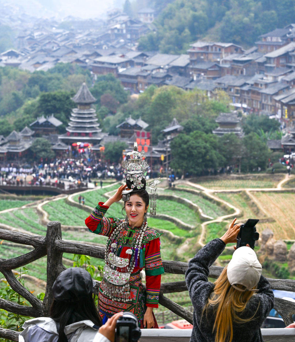 游客在贵州省黎平县肇兴侗寨观景台留影（2025年12月20日摄）。新华社记者 杨文斌 摄