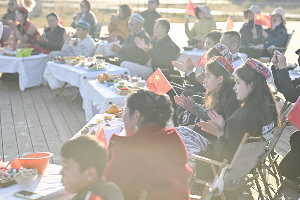 江苏泰州援疆干部人才与昭苏农牧民家庭代表齐聚，观看节目（2025年10月6日摄）。新华社记者 胡虎虎 摄