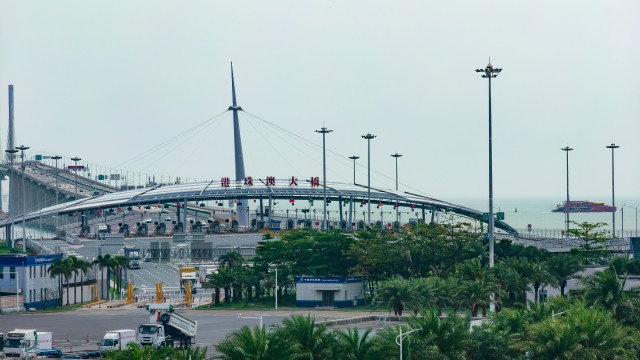 2026年5月3日,五一假期,港珠澳大桥珠海公路口岸,密集车流在通关通道有序通行,现场一派繁忙景象。