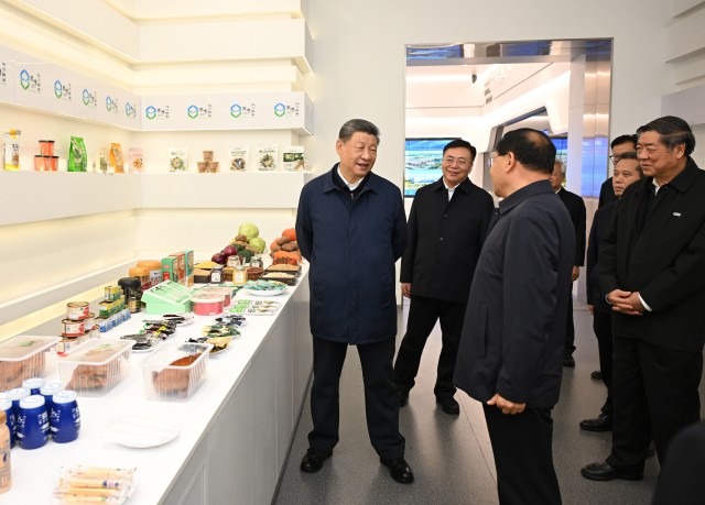 2026年10月16日，习近平总书记在察哈尔高新技术开发区考察时，察看当地特色农牧产品展示。