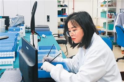 修复师正在清洗简牍。