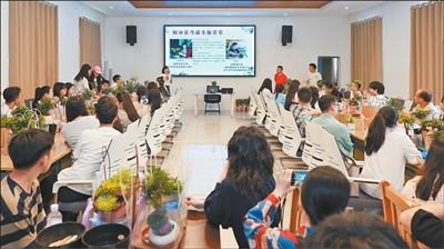 湖南长沙浏阳市柏加镇楠洲村党群服务中心，苗木种植户参加电商培训。受访者供图