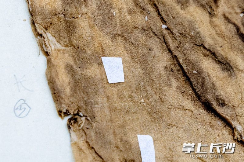 马王堆汉墓丝织品首次发现成句文字“安乐如意 长寿无极”