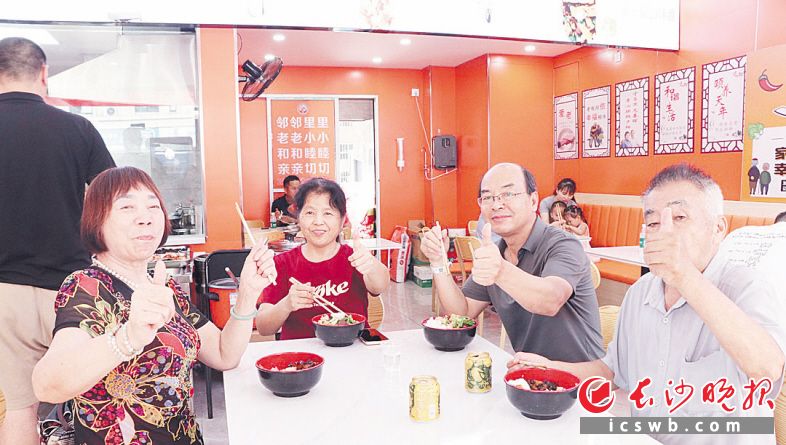 长沙县湘龙街道爱夕银铃餐厅成为全龄友好的“大众饭堂”。市民政局 供图