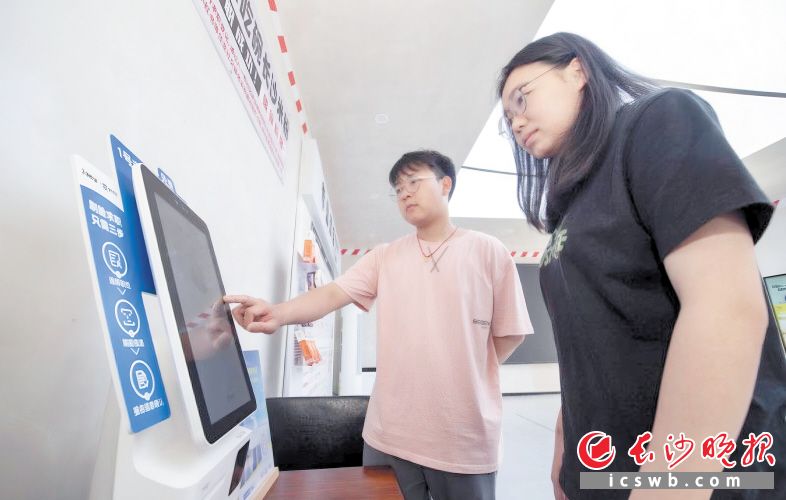 在芙蓉区韭菜园街道八一桥社区就业微市场大厅,电子显示屏上招工信息一览无遗。 长沙晚报全媒体记者黄启晴 摄