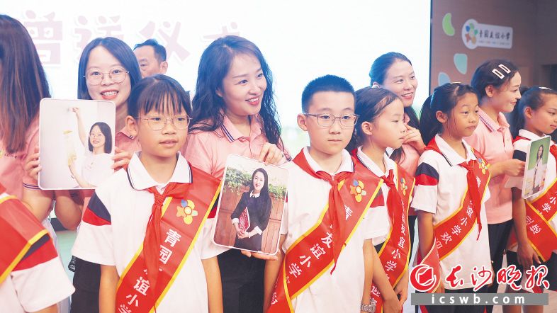 长沙最美小学毕业照 老师最美的样子在校园里长沙摄影家为老师拍摄最美照片送上节日祝福-星辰头条