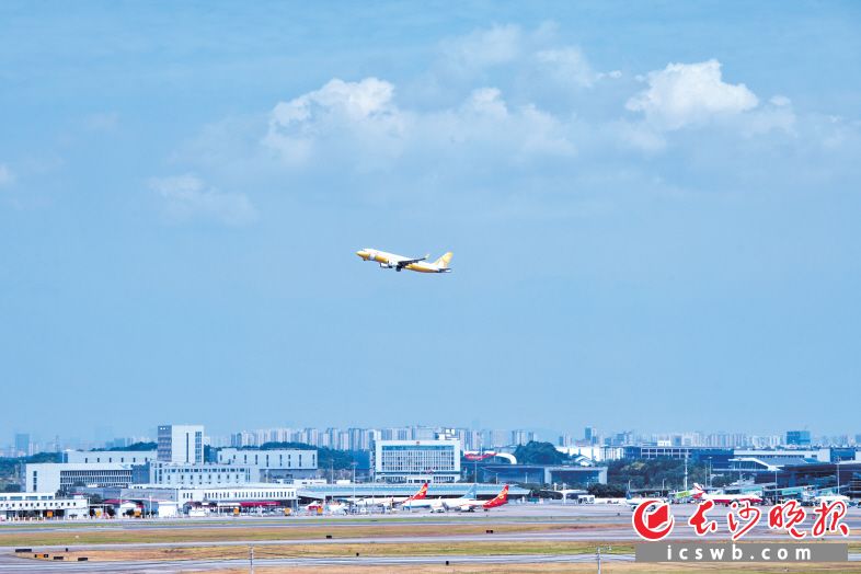 长沙黄花国际机场为不靠海、不沿边的长沙乃至湖南插上了腾飞之翼，搭起了联通世界的空中之桥。长沙晚报全媒体记者 王志伟 摄