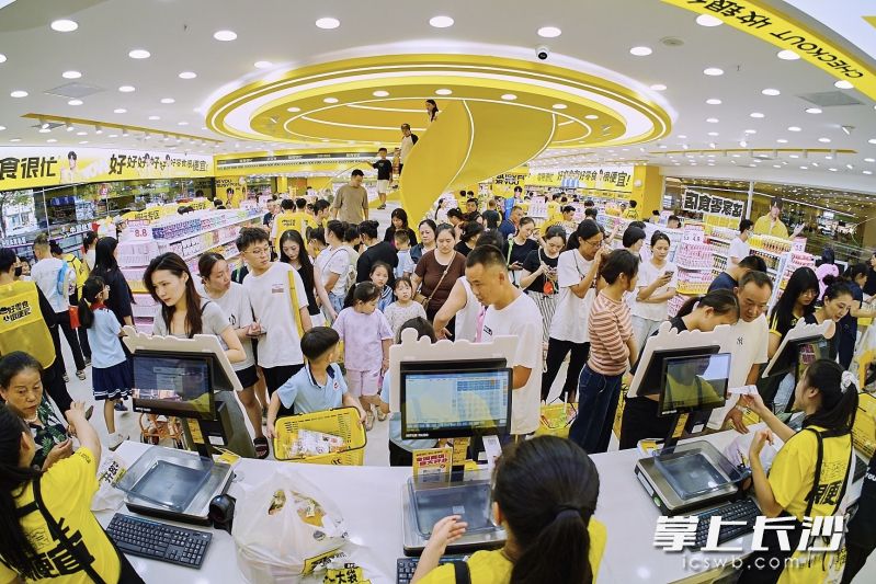 零食集合店“零食很忙很大很辣”，一站式购齐日常零食、大零食、辣零食。