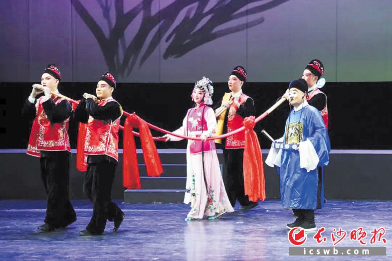 花鼓戏《春草闯堂》。长沙市花鼓戏保护传承中心 供图