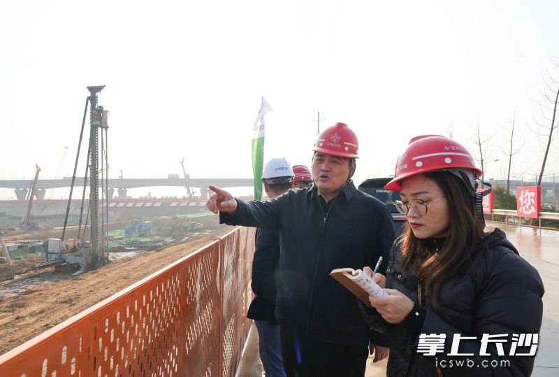 湘江长沙综合枢纽三线船闸工程的施工现场，这里繁忙一片，本报记者一线采访。