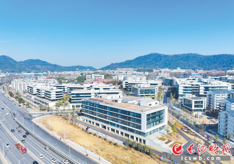 　　当前，长沙正锚定青年发展型城市&ldquo;全国示范标杆&rdquo;，全力营造&ldquo;城市对青年更友好、青年在城市更有为&rdquo;的生态，吸引集聚更多大学生群体在星城实现梦想。图为岳麓山下中南大学创新创业孵化片区。长沙晚报全媒体记者 邹麟 摄