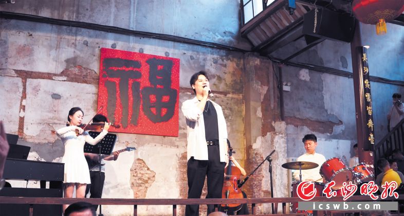 4日,一场别开生面的音乐会在东茅街茶馆上演。交响乐、流行乐走进网红餐饮店,沉浸式体验让市民游客耳目一新。受访者供图