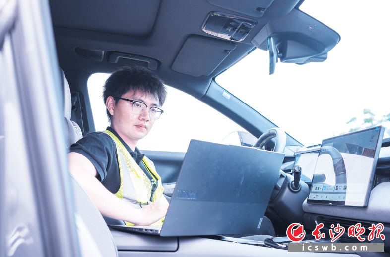 吴泽健神情严肃地坐在主驾位置,准备进行智能网联汽车测试。 均为长沙晚报全媒体记者 何文瑞 摄
