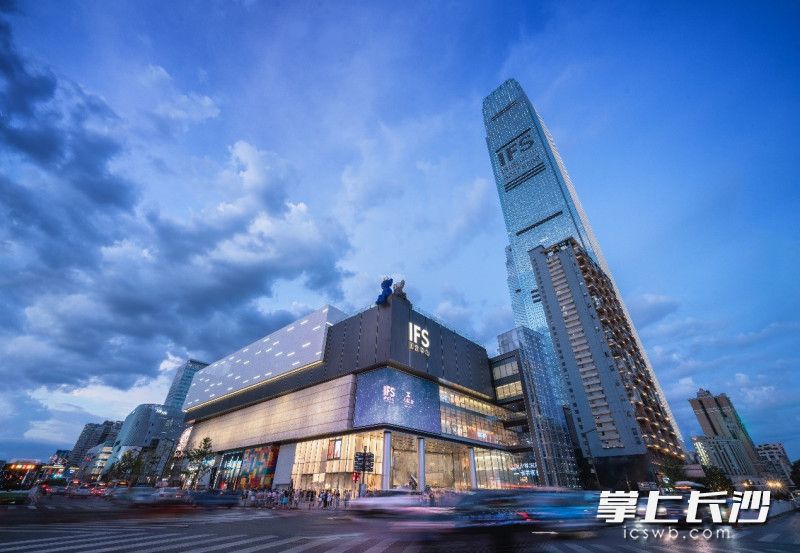452米的长沙国金中心不但刷新长沙高楼新纪录,也开启了长沙消费“新高度”。通讯员 亮亮供图